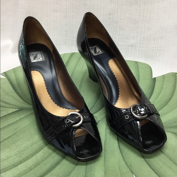 7 Collection Black Patent Low Heels - Picture 1 of 9